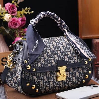Στυλάτη μοντέρνα τσάντα crossbody για γυναίκες από ανθεκτικό δέρμα PVC