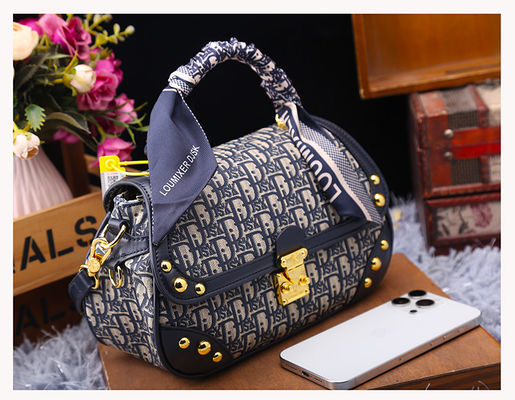 Στυλάτη μοντέρνα τσάντα crossbody για γυναίκες από ανθεκτικό δέρμα PVC