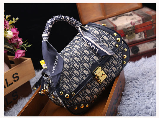 Στυλάτη μοντέρνα τσάντα crossbody για γυναίκες από ανθεκτικό δέρμα PVC