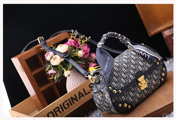 Στυλάτη μοντέρνα τσάντα crossbody για γυναίκες από ανθεκτικό δέρμα PVC