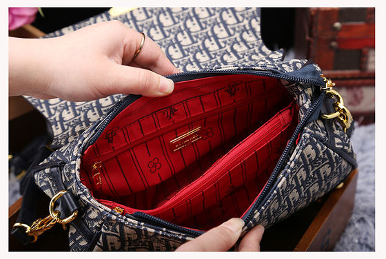 Στυλάτη μοντέρνα τσάντα crossbody για γυναίκες από ανθεκτικό δέρμα PVC